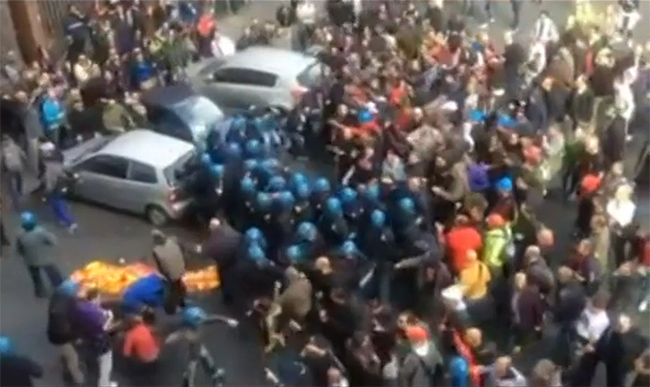 Maurizio Landini e il corteo dei manifestanti