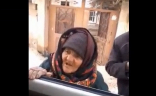 Donna anziana contro miliziani jihadisti
