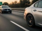 Superamento a destra in autostrada: la guida definitiva per sfilare legalmente chi occupa la corsia centrale Una veduta laterale posteriore di un'Alfa Romeo Giulia argento in primo piano, con la ruota posteriore sfocata dal movimento, mentre una Volkswagen Golf nera si avvicina nella corsia adiacente di un'autostrada all'ora d'oro. Lo sfondo, con segnali autostradali e guardrail, è sfocato per mostrare la velocità.