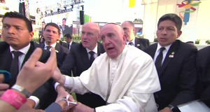 Papa Francesco rimprovera un bambino