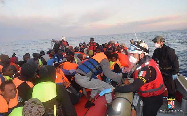 Migranti socorsi in mare