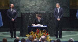 Matteo Renzi firma l’Accordo Cop21 all'Onu
