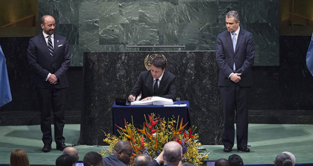 Matteo Renzi firma l’Accordo Cop21 all'Onu
