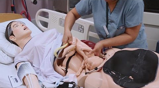 Simulazione del parto con bambola