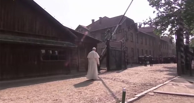Papa Prancesco visita Auschwitz