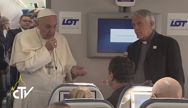 Papa Francesco in aereo difende l'Islam dalla violenza