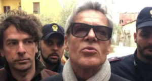 Claudio Baglioni passeggia per Sanremo