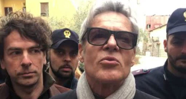 Claudio Baglioni passeggia per Sanremo