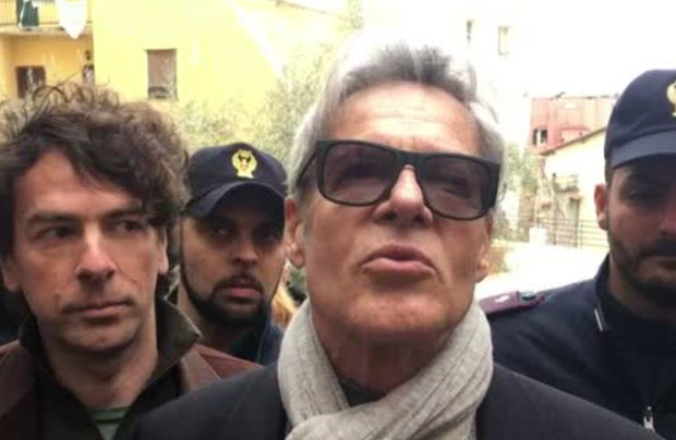 Claudio Baglioni passeggia per Sanremo