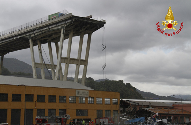 Crolla ponte autostrada a Genova