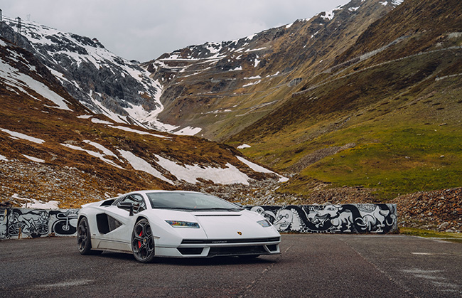 Il meraviglioso scenario dello Stelvio per la nuova Lamborghini Countach