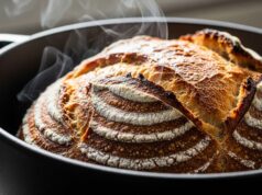Pane fatto in casa 2026: guida alla lievitazione naturale e trucco per la crosta croccante Pane fatto in casa cotto in pentola di ghisa con crosta croccante e vapore che sale