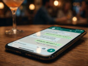 Messaggi WhatsApp per conquistare: l’errore delle risposte “perfette” che ti fa ignorare nel 2026 Dettaglio ravvicinato di uno smartphone su un tavolo con una chat WhatsApp aperta in italiano. L'inquadratura è focalizzata sull'ultimo messaggio inviato e sulla doppia spunta blu del "Visualizzato" senza risposta, simbolo degli errori di comunicazione digitale.