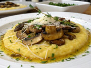 Polenta con funghi e formaggio, un classico intramontabile: Ricetta polenta con funghi e formaggio