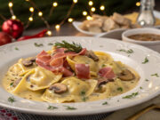 La magia del Natale in un piatto: tortellini panna, prosciutto e funghi Ricetta tortellini panna, prosciutto e funghi