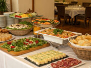 Organizza un buffet perfetto senza stress: guida pratica al catering fai da te Catering fai da te
