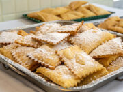 Chiacchiere di Carnevale: croccanti delizie che profumano di festa Ricetta delle Chiacchiere di Carnevale