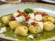 Un primo alternativo: gnocchi di patate con pesto di pistacchi e speck croccante Ricetta gnocchi di patate con pesto di pistacchi e speck croccante