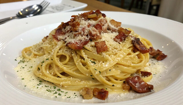 Ricetta e preparazione della pasta alla carbonara romana