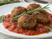 Oltre la zuppa: esplorando i piaceri invernali della cucina con creatività Ricetta polpette di lenticchie al sugo di pomodoro e rosmarino