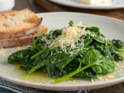 Spinaci al burro e parmigiano: un contorno semplice ma ricco di sapore Contorni di verdura