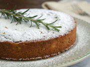 Torta al rum e rosmarino: inebriante tripudio di sapori Ricetta e preparazione della torta al rum e rosmarino