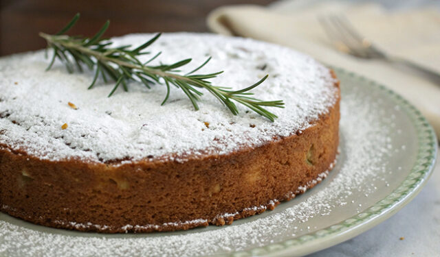 Ricetta e preparazione della torta al rum e rosmarino