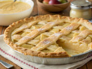 Torta soffice alle mele con cuore cremoso: la ricetta per fare un figurone Torta soffice alle mele con cuore cremoso