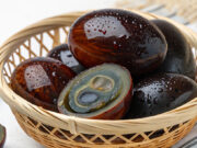 Le ricette più strane del mondo: proveresti ad assaggiarle? Uova centenarie