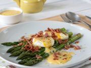 L’eleganza della semplicità: uova in camicia con asparagi e salsa olandese Ricetta e preparazione delle uova in camicia con asparagi e salsa olandese