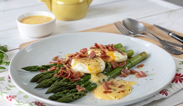 Ricetta e preparazione delle uova in camicia con asparagi e salsa olandese