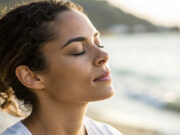 Yoga, meditazione, alimentazione: il trio perfetto per una vita equilibrata Viso rilassato