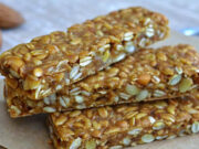 Uno snack salutare: barrette di avena e frutta secca con cioccolato fondente Barrette snack