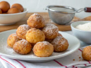 Castagnole di Carnevale morbide: la ricetta della nonna e il trucco per non farle assorbire olio Castagnole di Carnevale morbide fatte in casa ricoperte di zucchero