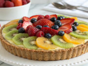 Crostata di frutta con pasta frolla integrale e crema pasticcera Crostata alla frutta