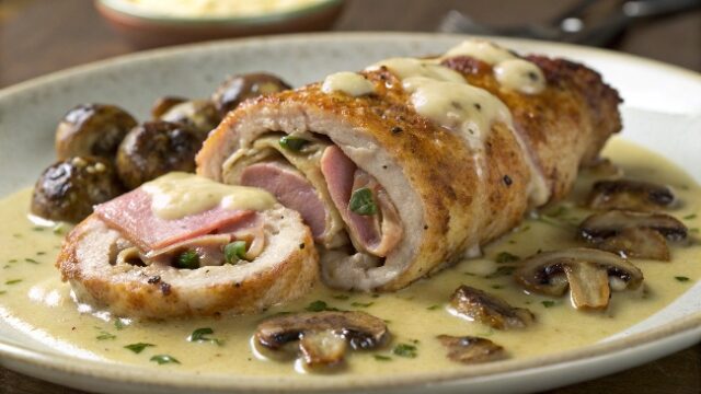 Ricetta di involtini di vitello con prosciutto, formaggio, funghi e salsa al vino bianco