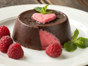 Il cioccolato che passione: mousse al cioccolato fondente con cuore morbido al lampone Ricetta e preparazione del mousse al cioccolato fondente con cuore morbido al lampone