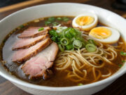 Un viaggio in oriente: ramen con brodo di maiale, uova e verdure Ricetta ramen con brodo di maiale