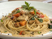 La pasta perfetta: spaghetti alla carbonara con guanciale vegetale e uova di tofu Pasta alla carbonara vegana