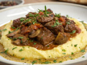 La carne che si scioglie in bocca: stracotto al Barolo con polenta cremosa Secondi piatti