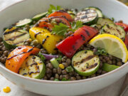 Un’insalata ricca: insalata di lenticchie con verdure grigliate e dressing al limone