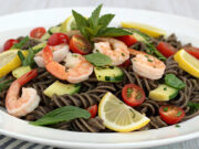 Un primo fresco e leggero: insalata di pasta con gamberi, zucchine e menta