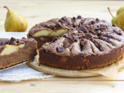 Torta allo yogurt, pere e cioccolato: un’esplosione di gusto per il tuo palato Torte