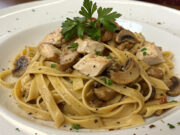 Un classico intramontabile: la pasta con pollo e funghi conquista le tavole Ricetta pasta con pollo e funghi