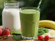 La colazione ideale: frullato con frutta fresca, spinaci e semi di chia Frullato con frutta fresca, spinaci e semi di chia