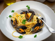 Spaghetti con le cozze: la ricetta perfetta per un primo piatto da sogno Ricetta Spaghetti con le Cozze