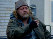 Stefano Fresi senzatetto “da favola” ne “Il costo di un miracolo” di Sabina Pariante