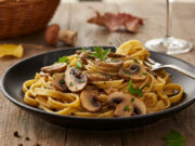 Tagliatelle ai funghi porcini: il profumo del bosco nel piatto d’autunno Ricetta tagliatelle ai funghi porcini