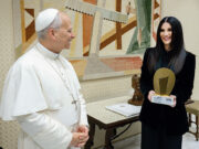 Laura Pausini riceve alla presenza del Pontefice il Global Icon Award Global Icon Award