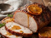 Arrosto di maiale all’arancia e miele: il secondo piatto succoso che si prepara da solo Ricetta arrosto di maiale all'arancia e miele